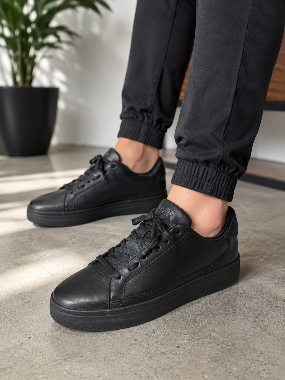 Kizik Vegas 2 hands-free sneakers classic black Men's Sz 9 Wide/ Women’s Sz 10.5